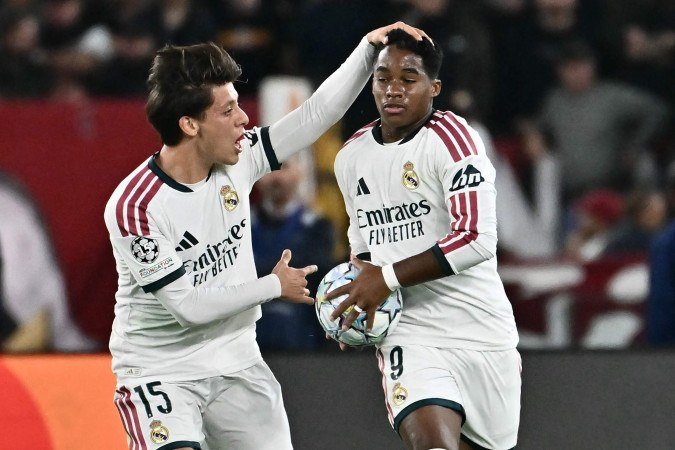 Real Madrid's Brazilian forward #09 Endrick celebrates with Real Madrid's Turkish midfielder #15 Arda Guler after scoring his team's third goal during the UEFA Champions League - 1st round day 2 football match between AS Roma and Real Madrid at the Olympic Stadium in Rome on October 14, 2026. -  (crédito: Filippo Monteforte/AFP)