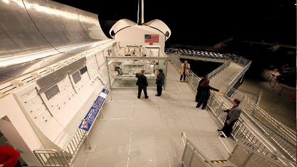 हेडक्वार्टर के ऊपर से गुजर रही अजीबोगरीब चीजें