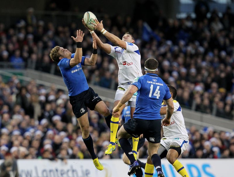 Clermont Auvergne's Lee Byrne (C) vies of the ball with Leinster's  Fergus McFadden (L) during the European Cup rugby union match between Leinster and Clermont Auvergne at Aviva Stadium in Dublin, Ireland on December 15, 2012.  AFP PHOTO/ PETER MUHLY        (Photo credit should read PETER MUHLY/AFP via Getty Images)