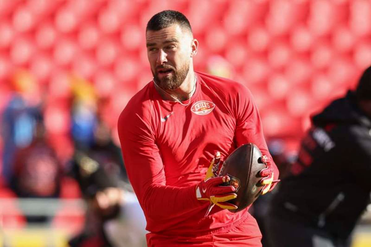KANSAS CITY, MO – DECEMBER 14: Kansas City Chiefs tight end Travis Kelce 87 catches a pass before an NFL, American Football Herren, USA game between the Los Angeles Chargers and Kansas City Chiefs on December 14, 2025 at GEHA Field at Arrowhead Stadium in Kansas City, MO. Photo by Scott Winters/Icon Sportswire NFL: DEC 14 Chargers at Chiefs EDITORIAL USE ONLY Icon2512140134 ©IMAGO/Icon Sportswire