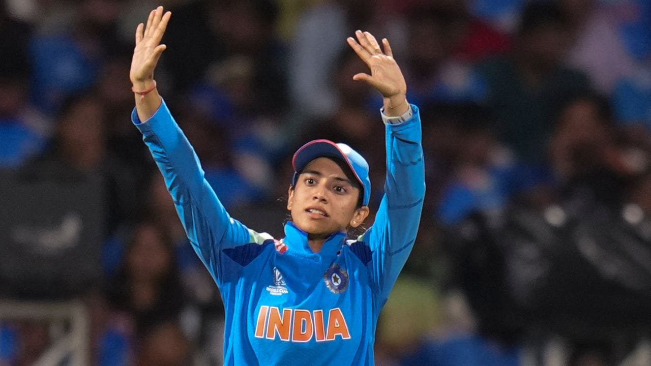 भारतीय महिला क्रिकेट टीम आज यानी 16 अक्टूबर से जिम्बाब्वे के खिलाफ 3 मैचों की टी20 सीरीज खेलने वाली है. इस सीरीज के साथ भारतीय क्रिकेट में एक नए दौर की शुरुआत होगी. स्मृति मंधाना पहली बार बतौर फुल टाइम कप्तान के तौर पर मैदान पर उतरेंगी. (PHOTO CREDIT- PTI)