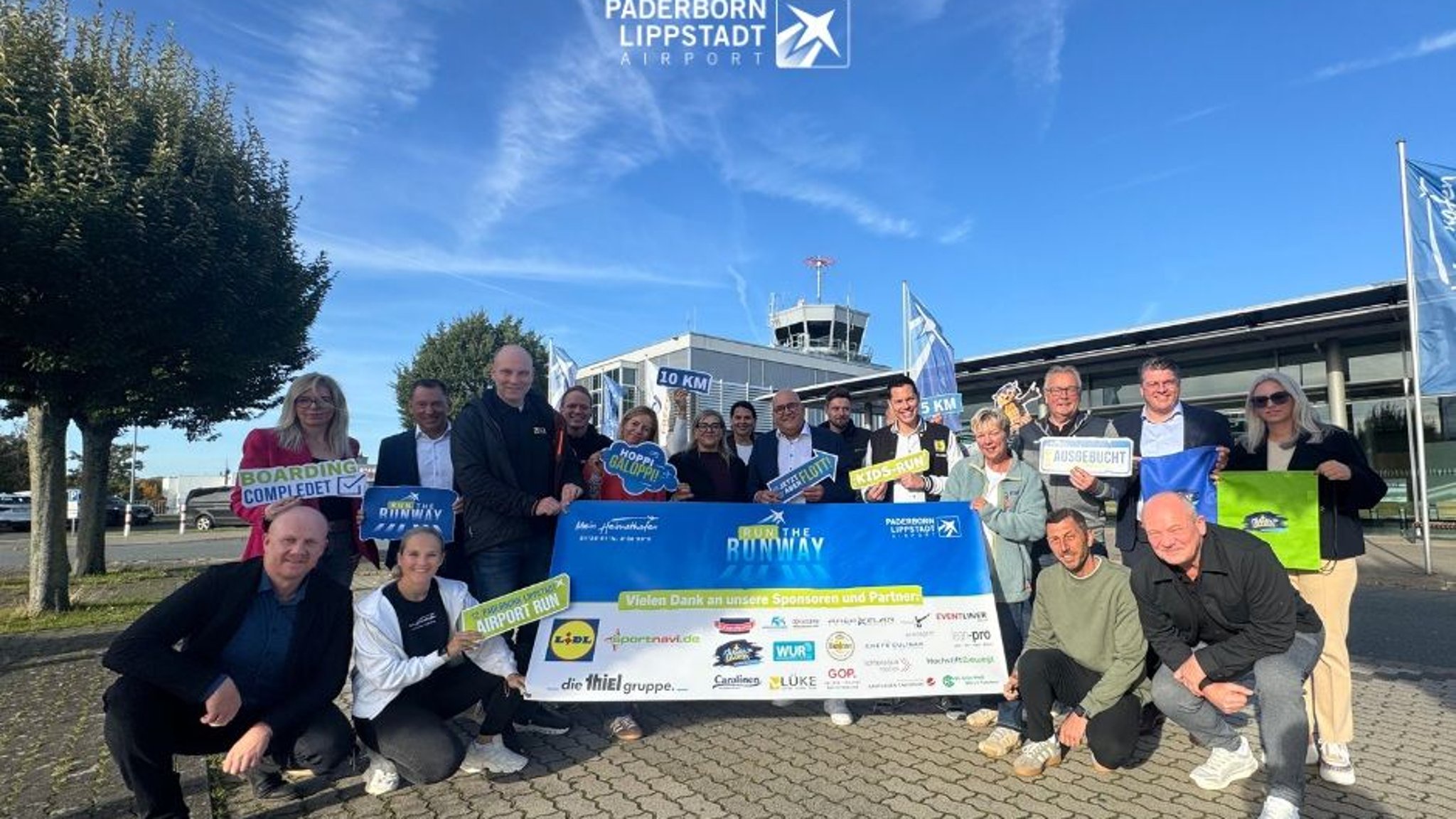 Freude auf den Airport Run 2016: hinten von links Jana Speerschneider (WUR), Marcus Klugmann (Hochstift Bewegt), Markus Schulte (Elektro Lüke), Christopher Tiede (Warsteiner), Anja Thies (WUR), Jennifer Weigel (Münstermann GmbH), Ines López Infantes (Thiel), Roland Hüser (Geschäftsführer, Flughafen Paderborn/Lippstadt), Daniel Fröse (Sportnavi.de), Matthias Neisemeier (Lidl), Jörg Lichtenstein (Lichtenstein Medien), Petra Bahlow (Flughafen Paderborn/Lippstadt), Matthias Vetter (SC Grün-Weiß Paderborn), Thomas und Anni Meyer (Safariland) sowie vorne von links Arndt Brüning (AiREA Airporthotel), Luisa Augustin (Flughafen Paderborn/Lippstadt), Peter Schröder (AirHangar) und Hermann Veith (Carolinen).  Freude auf den Airport Run 2016: hinten von links Jana Speerschneider (WUR), Marcus Klugmann (Hochstift Bewegt), Markus Schulte (Elektro Lüke), Christopher Tiede (Warsteiner), Anja Thies (WUR), Jennifer Weigel (Münstermann GmbH), Ines López Infantes (Thiel), Roland Hüser (Geschäftsführer, Flughafen Paderborn/Lippstadt), Daniel Fröse (Sportnavi.de), Matthias Neisemeier (Lidl), Jörg Lichtenstein (Lichtenstein Medien), Petra Bahlow (Flughafen Paderborn/Lippstadt), Matthias Vetter (SC Grün-Weiß Paderborn), Thomas und Anni Meyer (Safariland) sowie vorne von links Arndt Brüning (AiREA Airporthotel), Luisa Augustin (Flughafen Paderborn/Lippstadt), Peter Schröder (AirHangar) und Hermann Veith (Carolinen). 