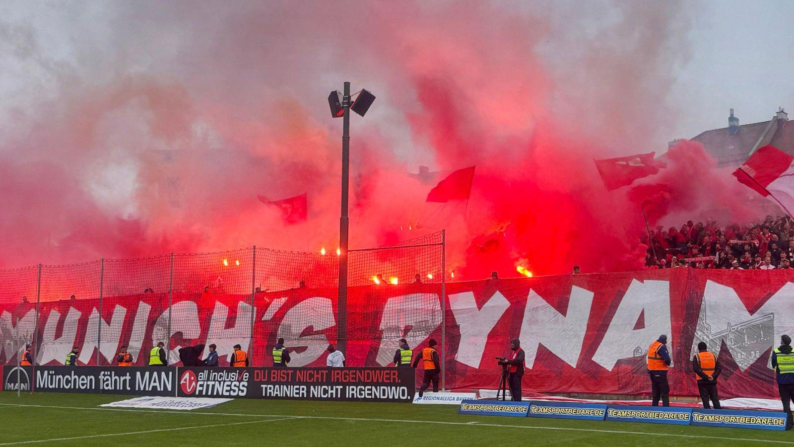 Eine Pyro-Show, die teuer werden könnte: Die Bayern-Fans hatten im Derby gegen 1860 ordentlich Material dabei.