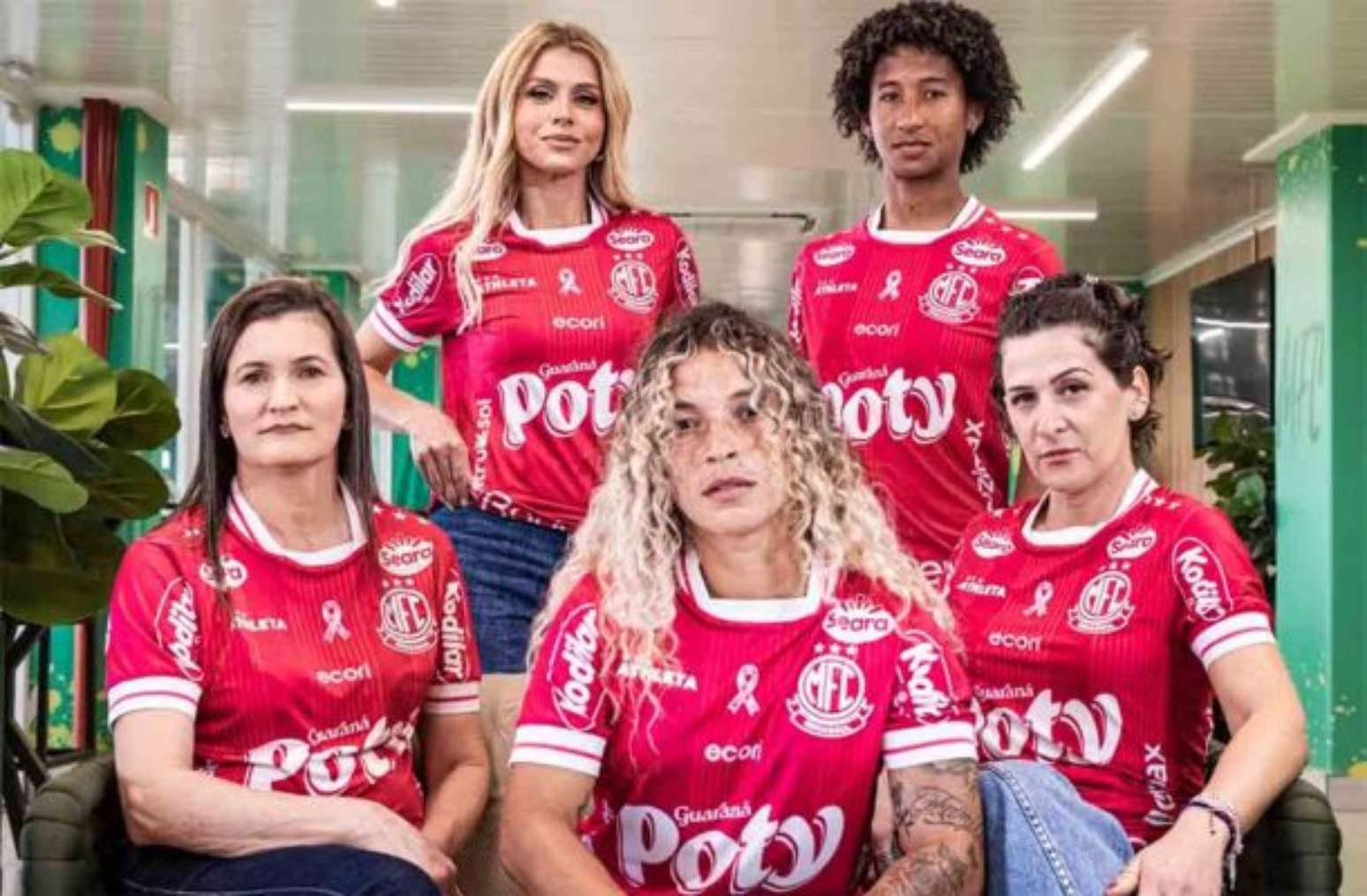 Imagens do novo uniforme do Mirassol em apoio ao Outubro Rosa –