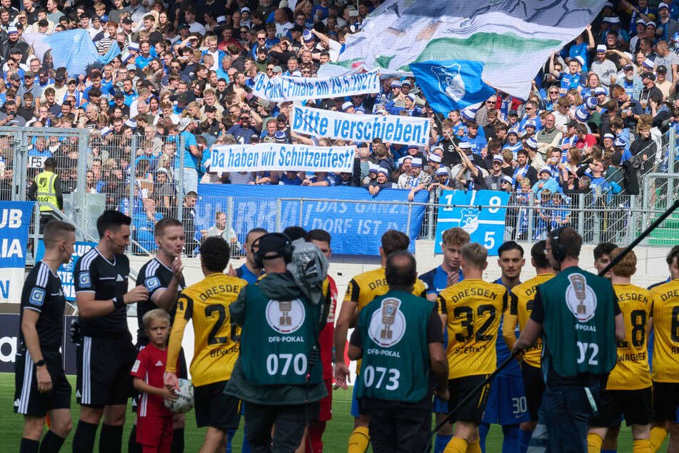 In der 1. Pokalrunde musste Dynamo zu Westfalia Rhynern. Die Fans des Viertligisten bewiesen damals Humor, während die SGD den Gegner humorlos mit 0:6 vom Platz schickte.