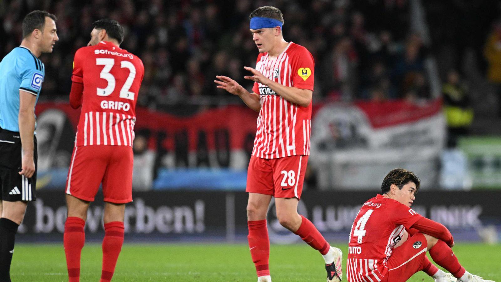 Matthias Ginter (2.v.re.) diskutiert mit Felix Zwayer.