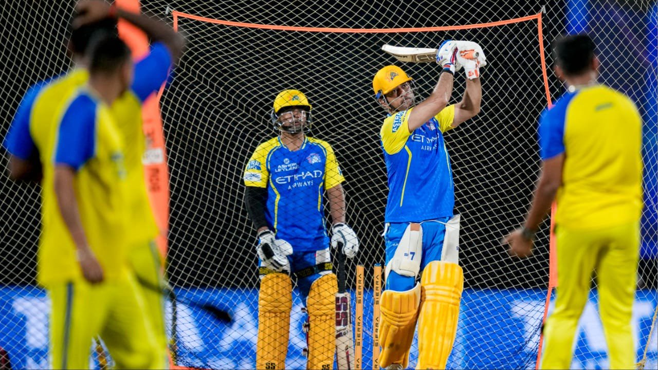 पिछले कुछ सालों में चेन्नई सुपर किंग्स (CSK) के बल्लेबाजी क्रम में धोनी की भूमिका धीरे धीरे कम हुई है. वह ज्यादातर आखिरी ओवरों में ही बल्लेबाजी करते हैं, जहां वह तेज रन बनाकर अपने ट्रेडमार्क पावर हिटिंग की झलक दिखाते हैं. छोटी भूमिका के बावजूद, धोनी आईपीएल इतिहास के अग्रणी रन स्कोररों में से एक हैं. उन्होंने 278 मैचों में 5,439 रन बनाए हैं, जिसमें 24 अर्धशतक शामिल हैं. (Photo: PTI)