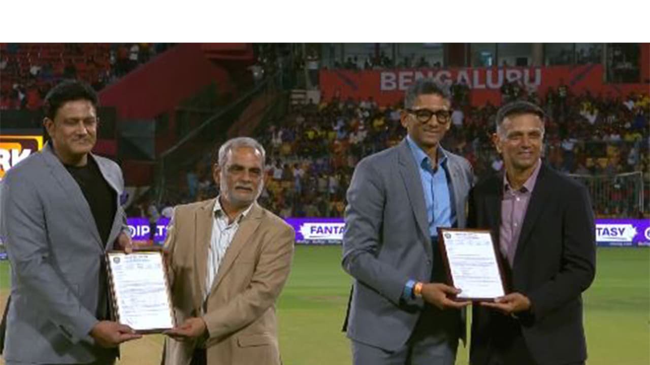 Anil and Rahul getting honoured at Bengaluru. (Photo: @IPL X)