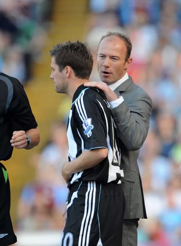 Alan Shearer talks to Newcastle substitute Michael Owen