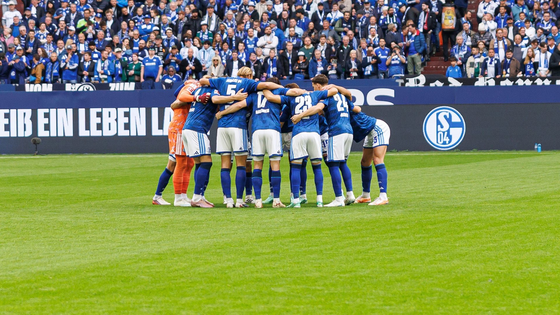 Die Mannschaft bildet einen Kreis.