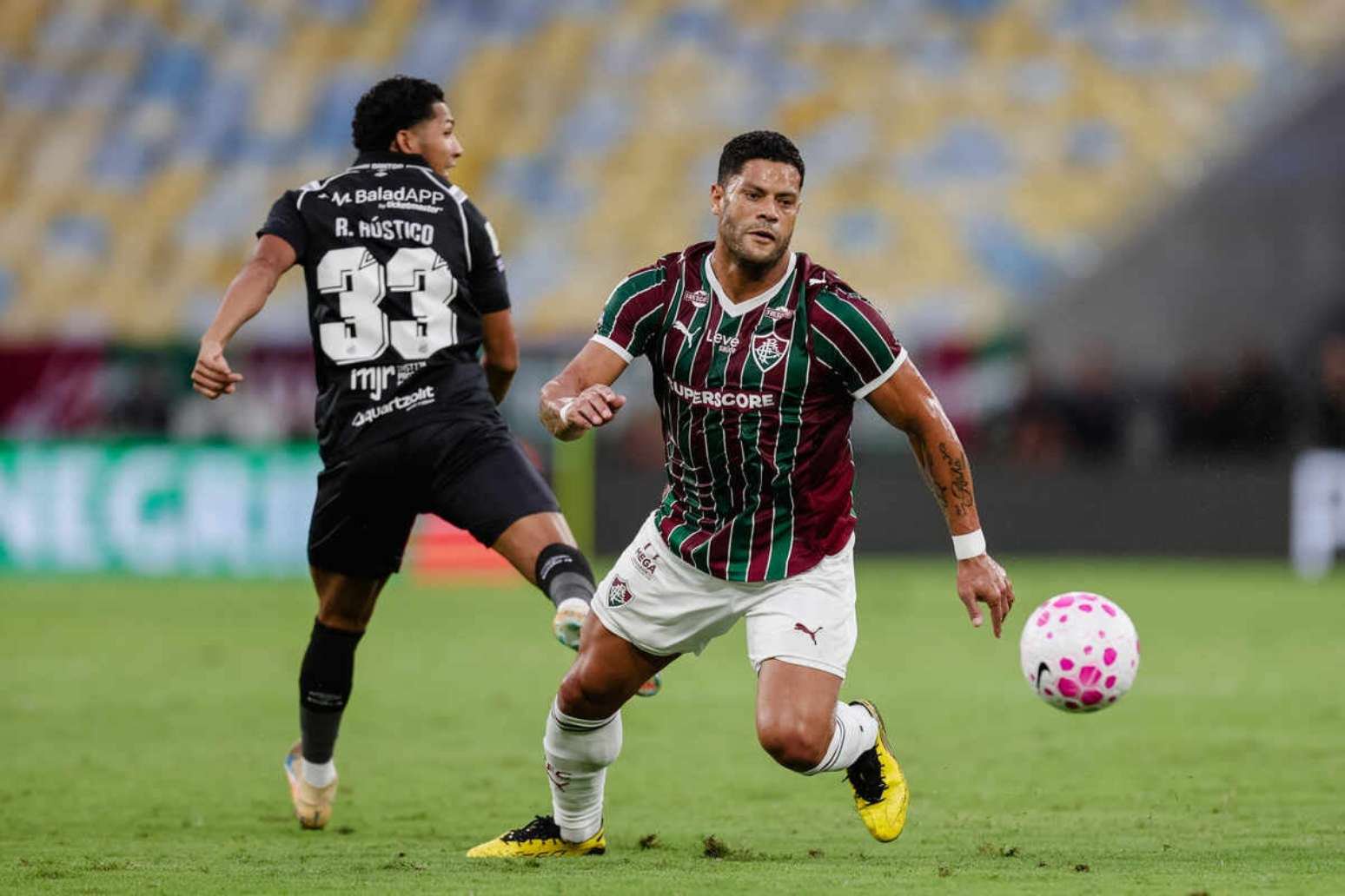 Hulk em ação pelo Fluminense no confronto com o Santos no Maracanã –