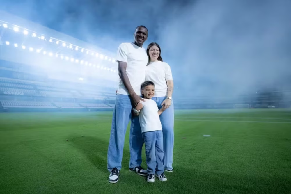 Jacy e a família realizaram chá revelação no Couto Pereira e descobriram que esperam um menino e uma menina - (Foto: JP Pacheco/Coritiba)