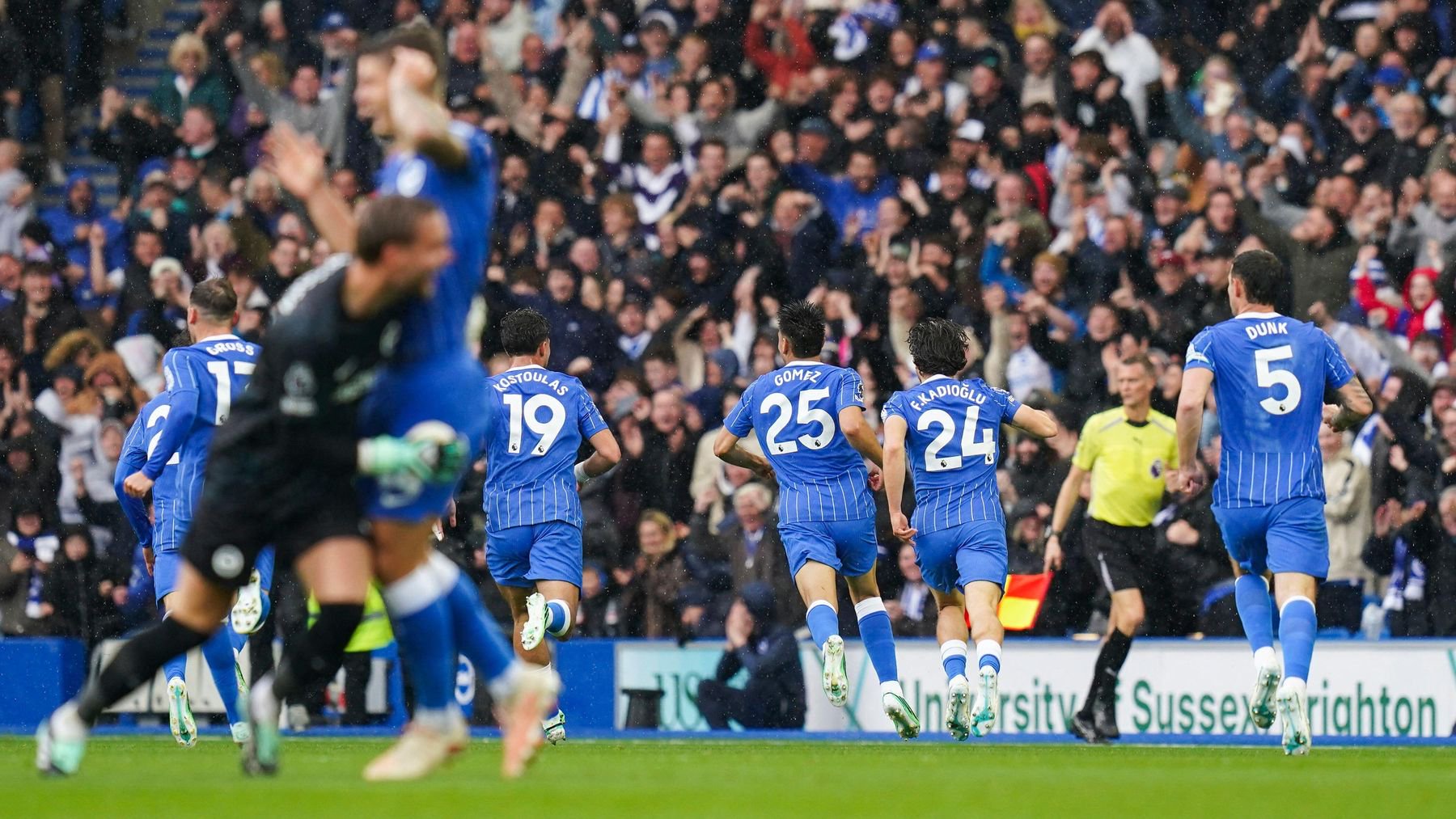Brighton celebrate Diego Gómez's wondergoal