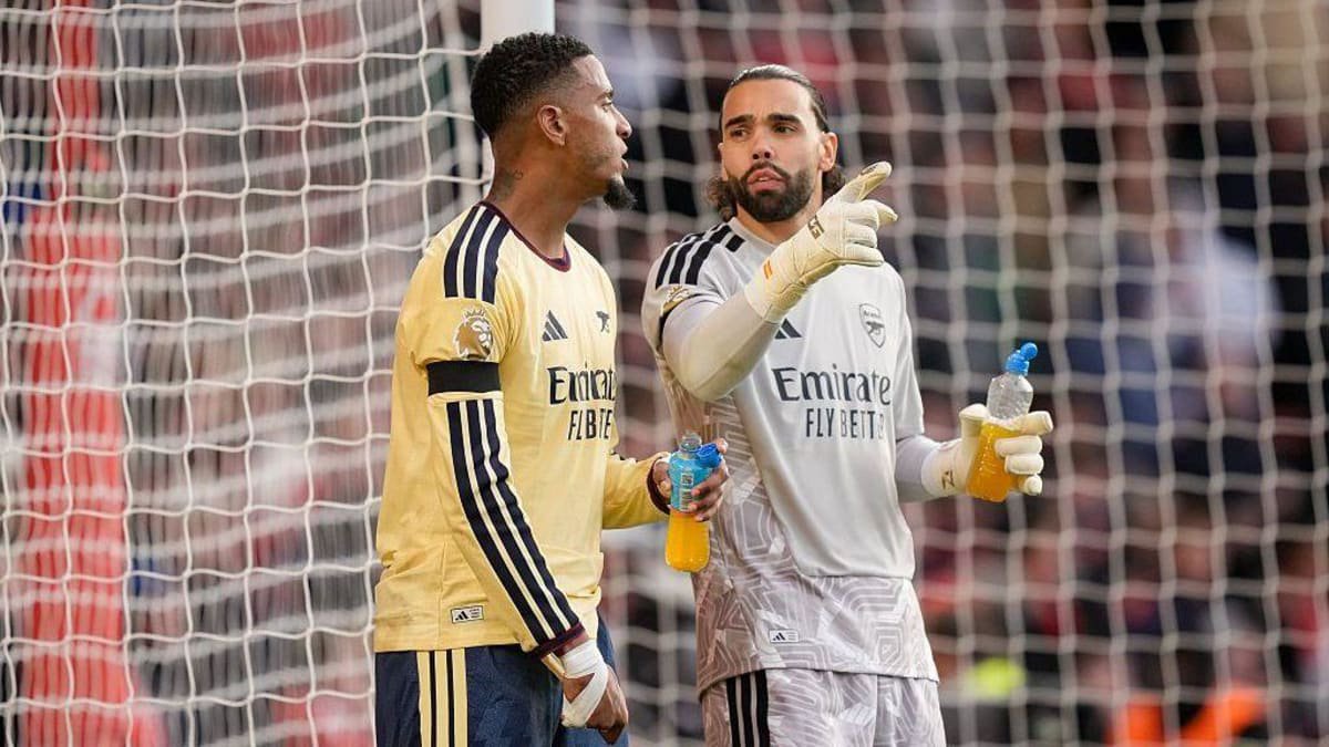 David Raya gives instructions to Ezri Konsa
