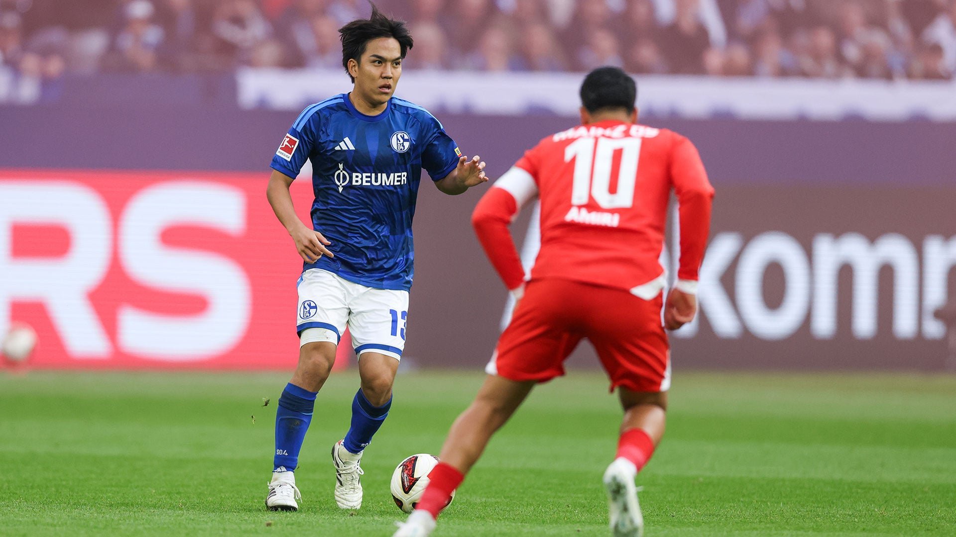 Satoshi Tanala geht auf einen Gegenspieler zu.
