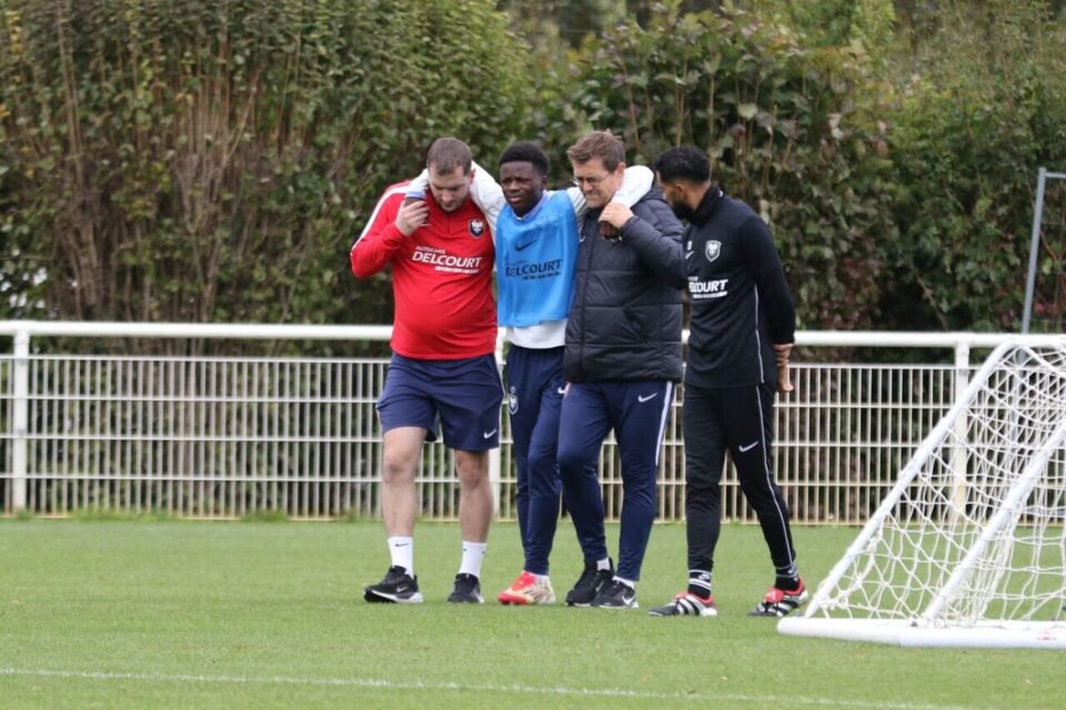 Lassana Diomandé a écourté son entraînement, touché visiblement à la hanche droite. Le jeune latéral gauche pouvait à peine marcher. Gaël Clichy lui a adressé quelques mots et un signe de réconfort.