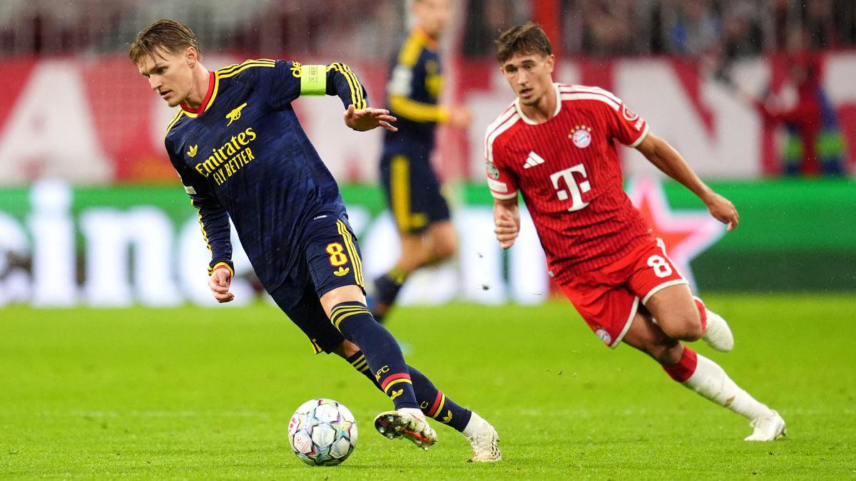 Martin Ödegaard (l.) im Duell mit Tom Bischof