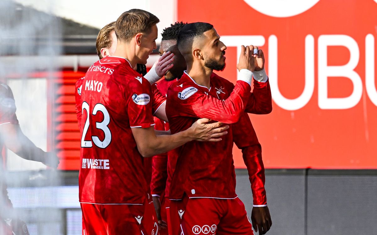 Aberdeen's Ayoub Mouloua (R) celebrates scoring to make it 3-1 vs St Mirren