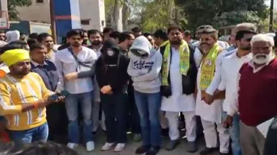 हार्न बजाने के मामूली विवाद में युवक-युवतियों पर हमला (Photo: Screengrab)