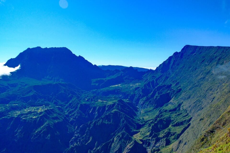 Six Alençonnais ont mis le cap sur la Réunion, mi-octobre dans le cadre de la Diagonale des Fous, et quatre d'entre eux ont relevé le Zembrocal Trail, relais du Grand Raid de la Réunion (160km - 8386 D+).
