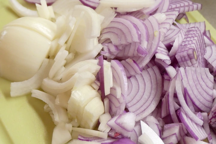 sliced white and red onions