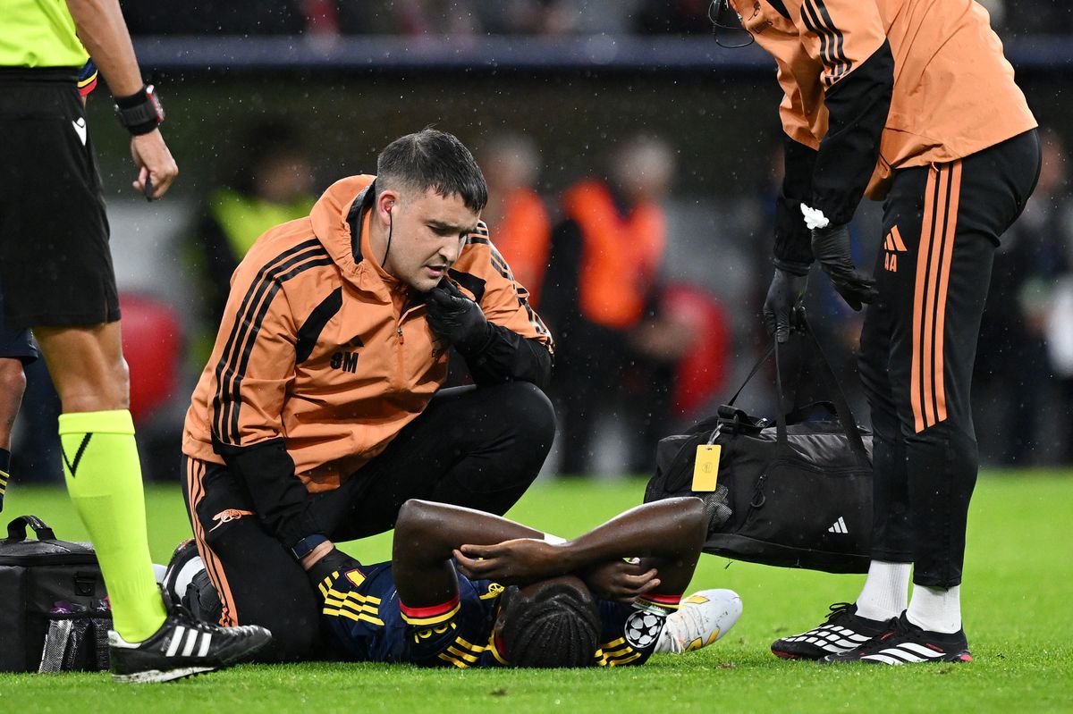Bukayo Saka receives treatment