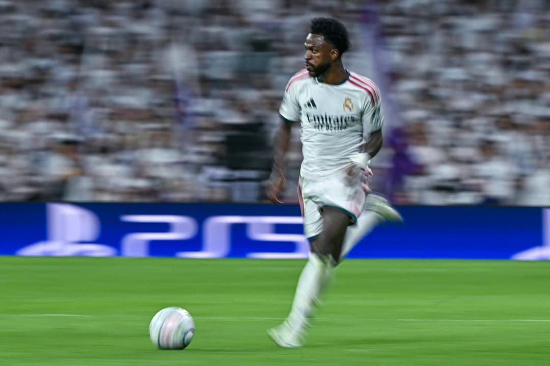 O atacante brasileiro do Real Madrid, número 7, Vinicius Junior, corre com a bola durante a partida da 3ª rodada da Liga dos Campeões da UEFA entre Real Madrid CF e RB Leipzig, no estádio Santiago Bernabéu, em Madri, em 21 de outubro de 2026. (Foto: Javier Soriano / AFP)
