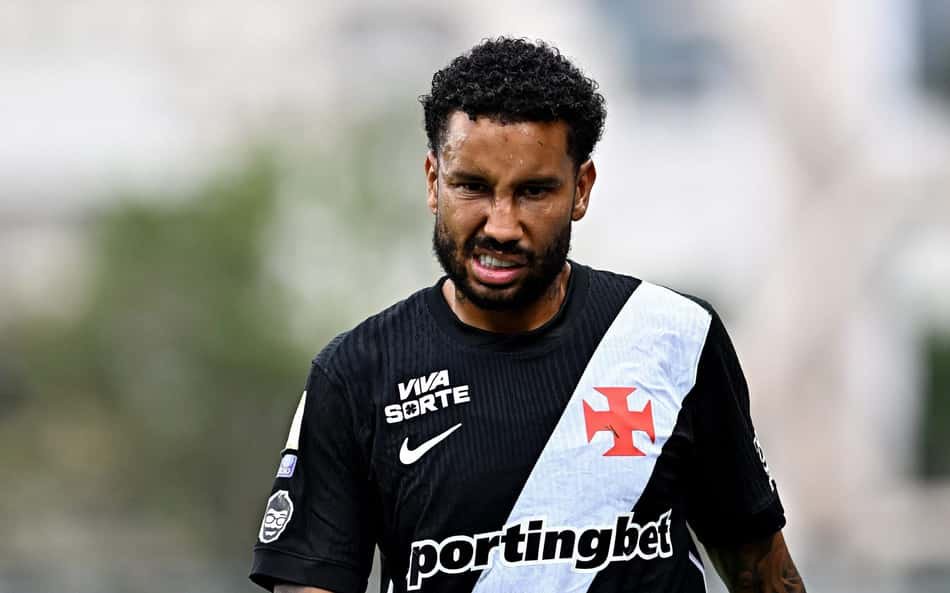 Jair com expressão de dor deixa campo em duelo entre Vasco e Santos