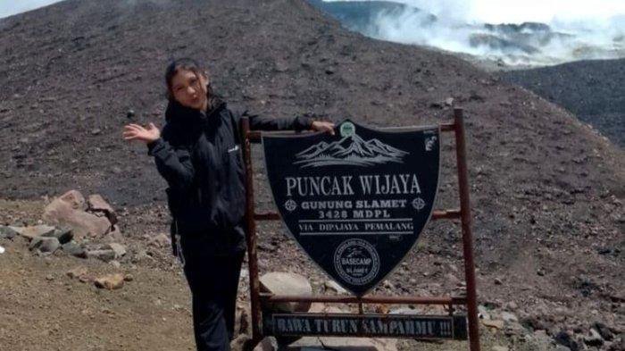 Naomi Daviola Setyani (17) berfoto di puncak Gunung Slamet sebelum dilaporkan menghilang pada Senin (7/10/2024).