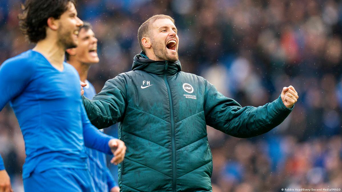 Fabian Hürzeler Trainer von Brighton & Hove Albion jubelt