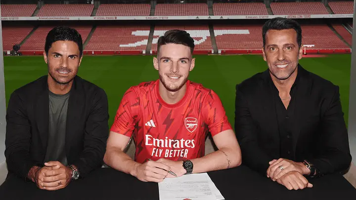 Declan Rice signing his Arsenal contract with Mikel Arteta and Edu