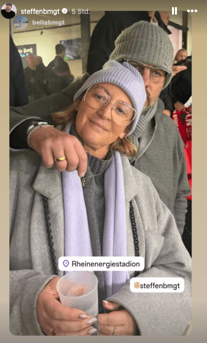 Am Abend postet der frühere FC-Coach auf Instagram ein Bild von sich mit seiner Frau in einer KVB-Straßenbahn.