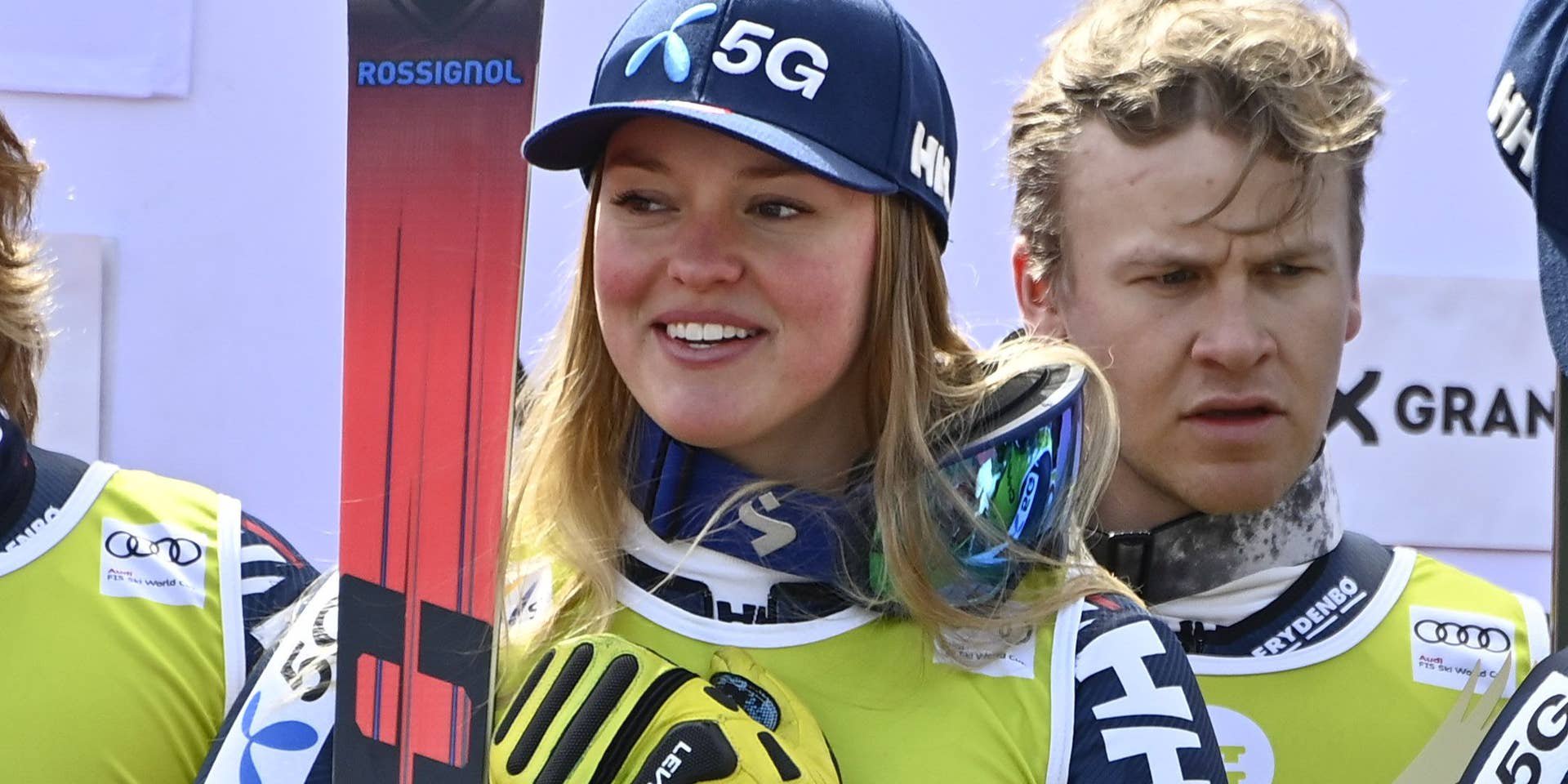 Vier norwegische Skifahrer mit Pokalen feiern den ersten Platz im Teamwettbewerb.
