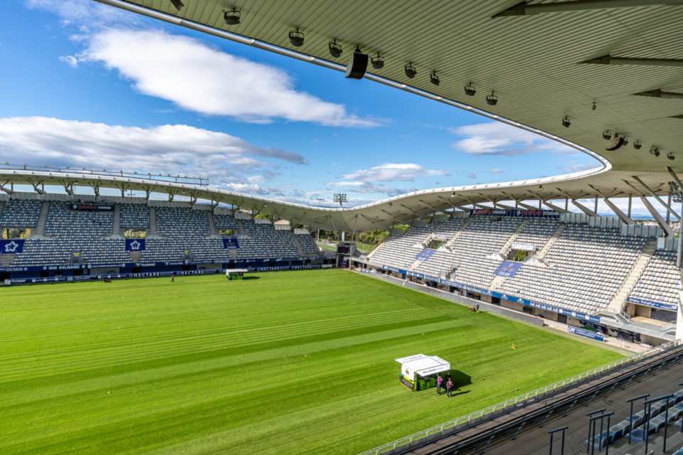 Il aura fallu 800 000 euros et moins d'un mois de chantier pour refaire la pelouse du Septeo Stadium. Le MHR retrouve Montpellier après une délocalisation.