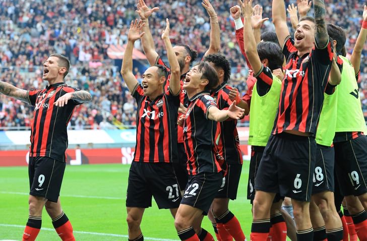 Moon Seon-min of FC Seoul, 2nd from left, celebrates with teammates after scoring against Gangwon FC during the clubs' K League 1 match at Seoul World Cup Stadium, Seoul, Saturday. (Yonhap) 