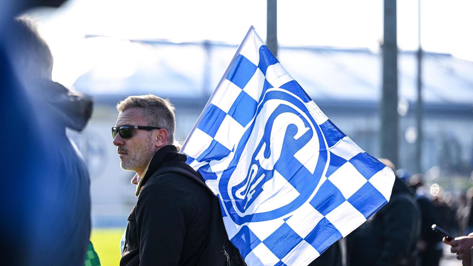 Fan mit S04-Fahne beim Training des FC Schalke 04.