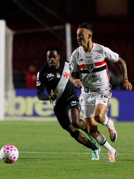 Iago e Andrés Gomez disputam a bola entre São Paulo e Vasco