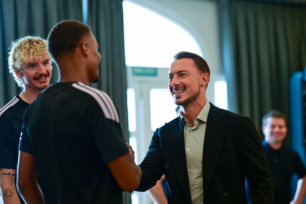 Newcastle United head coach Matthias Jaissle speaks to Nick Woltemade and Malick Thiaw