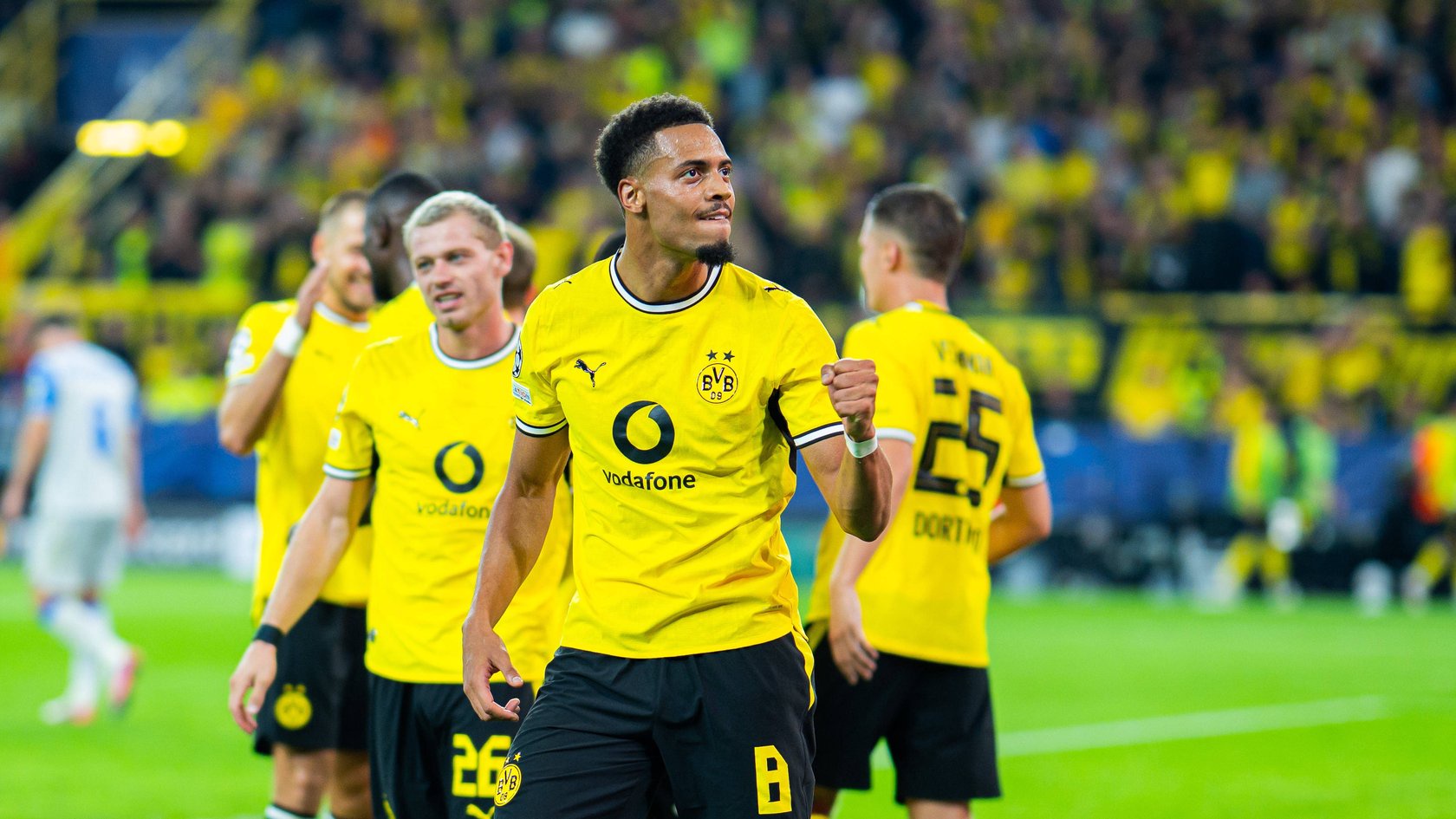 Felix Nmecha (l.) im Trikot von Borussia Dortmund
