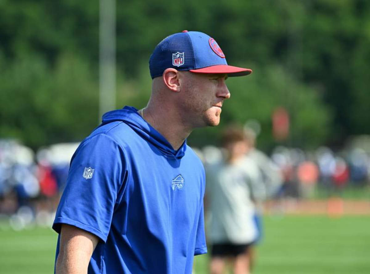 NFL, American Football Herren, USA Buffalo Bills Training Camp Jul 24, 2024 Rochester, NY, USA Buffalo Bills offensive coordinator Joe Brady watches a training camp session at St. John Fisher University. Rochester St. John Fisher University NY USA, EDITORIAL USE ONLY PUBLICATIONxINxGERxSUIxAUTxONLY Copyright: xMarkxKoneznyx 20240724_gma_bk3_0232 ©IMAGO/USA TODAY Network