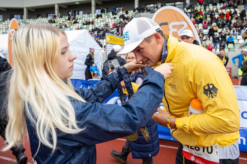Im Ziel gab's als Lohn wie für Tom Liebscher-Lucz gewohnt eine Medaille.