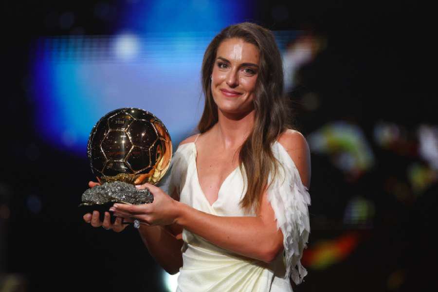 Alexia Putellas lifts the Ball d'Or Feminin 