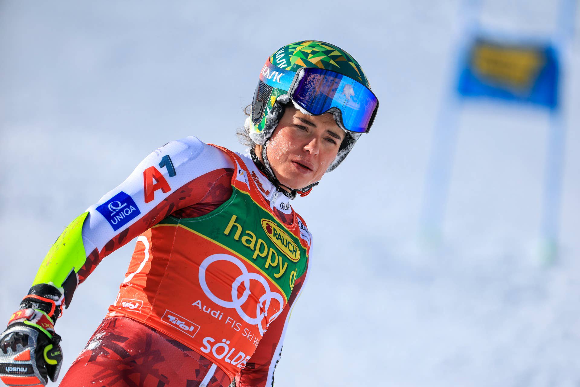 Skirennläuferin im Renndress beim Riesenslalom in Sölden, mit Helm und Skibrille.