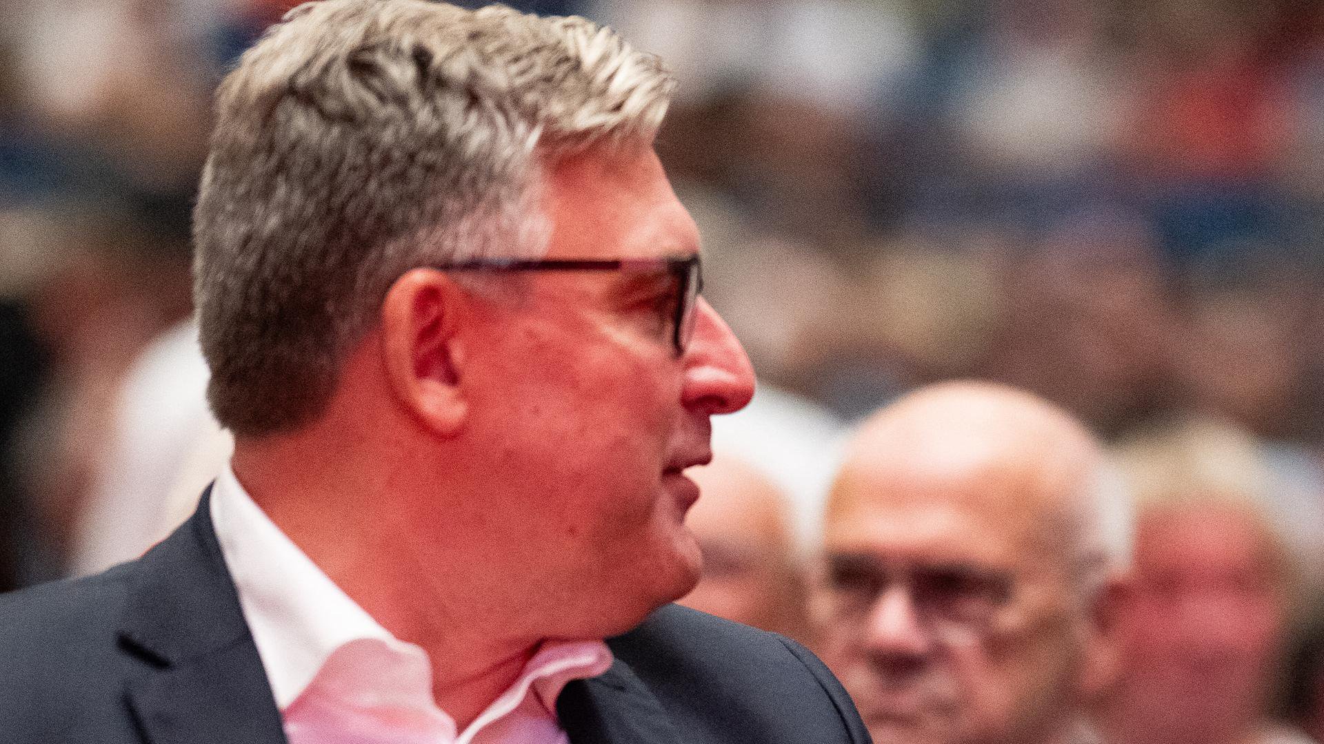 Markus Krösche (rechts) bei der Mitgliederversammlung.