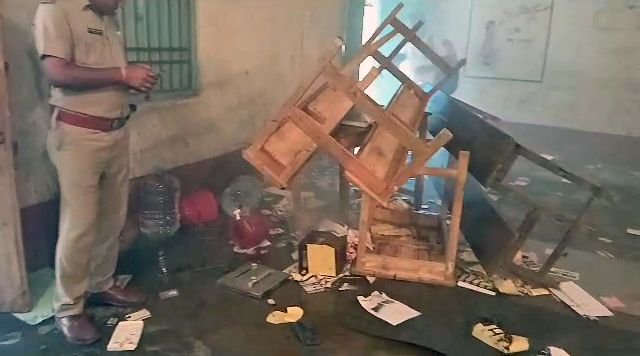कूच बिहार में एक मतदान केंद्र में तोड़ फोड़ हुई.