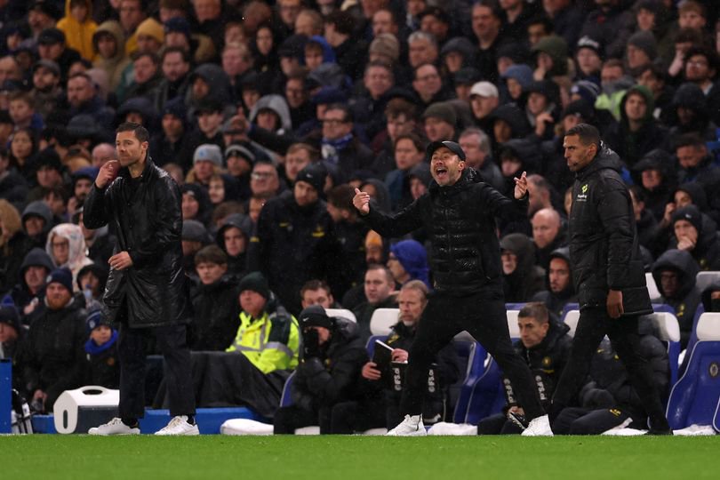Roberto De Zerbi barks orders at his Tottenham side against Chelsea