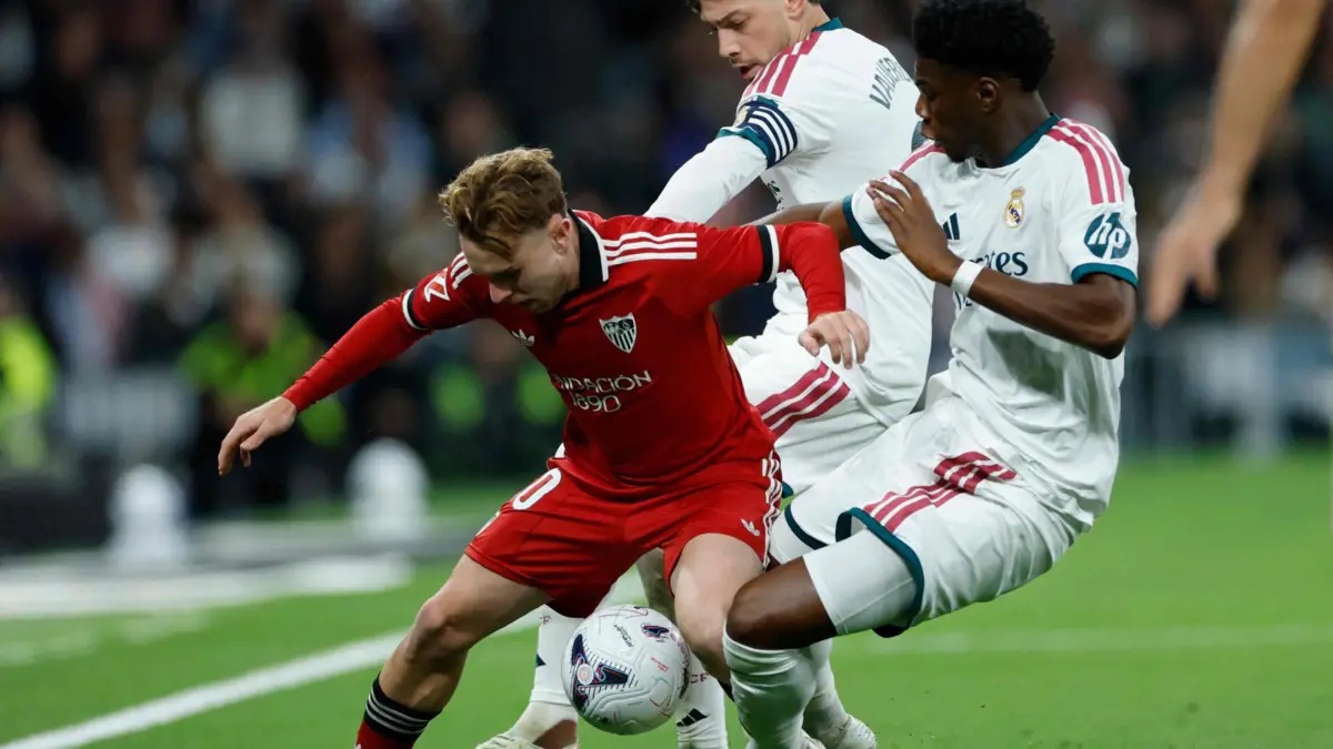 Aurélien Tchouaméni e Federico Valverde tentam tirar a bola a Peque