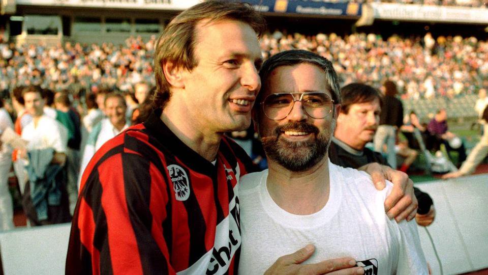 Karl Heinz Körbel Frankfurt und Sturm Legende Gerd Müller re liegen sich lachend in den Armen