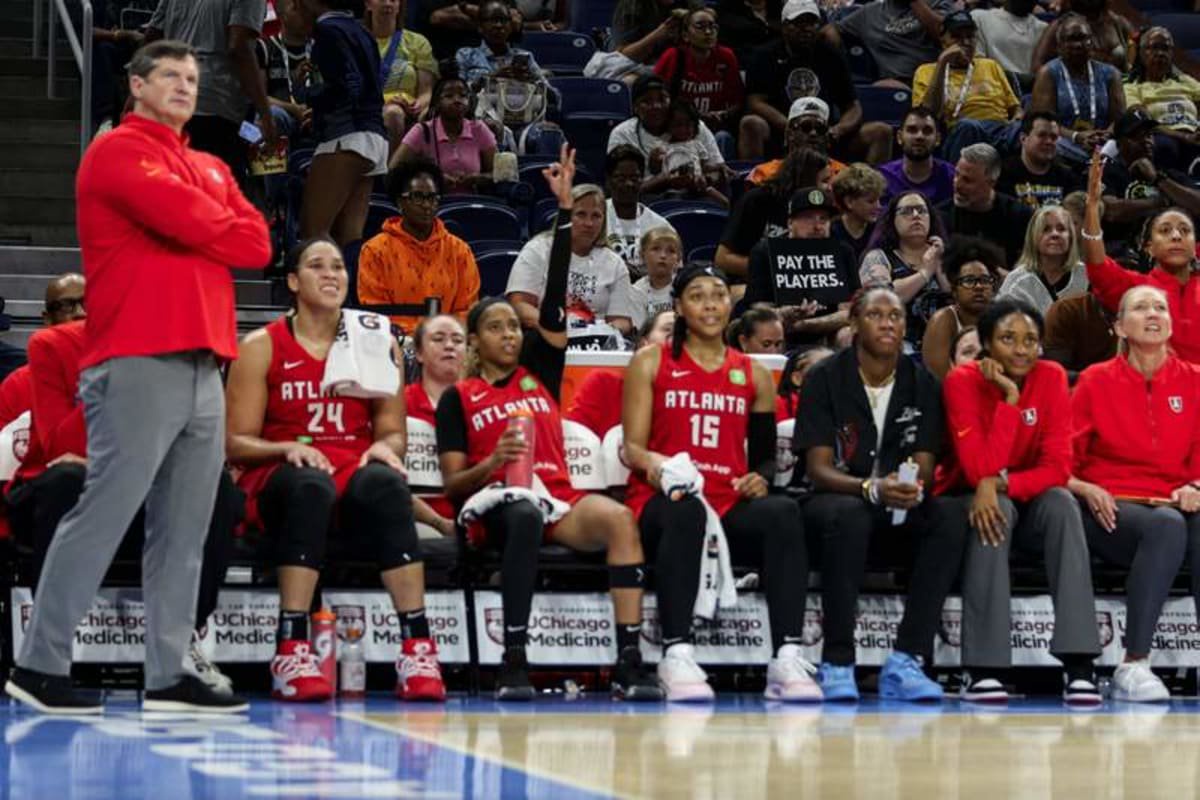 Chicago, USA, August 7, 2025: Fan holds pay the players sign during the game between the Chicago Sky and Atlanta Dream on Thursday August 7, 2025 at Wintrust Arena, Chicago, USA. NO COMMERCIAL USAGE Shaina Benhiyoun/SPP PUBLICATIONxNOTxINxBRAxMEX Copyright: xShainaxBenhiyoun/SPPx spp-en-ShBe-8P6A0792 ©IMAGO/Sports Press Photo