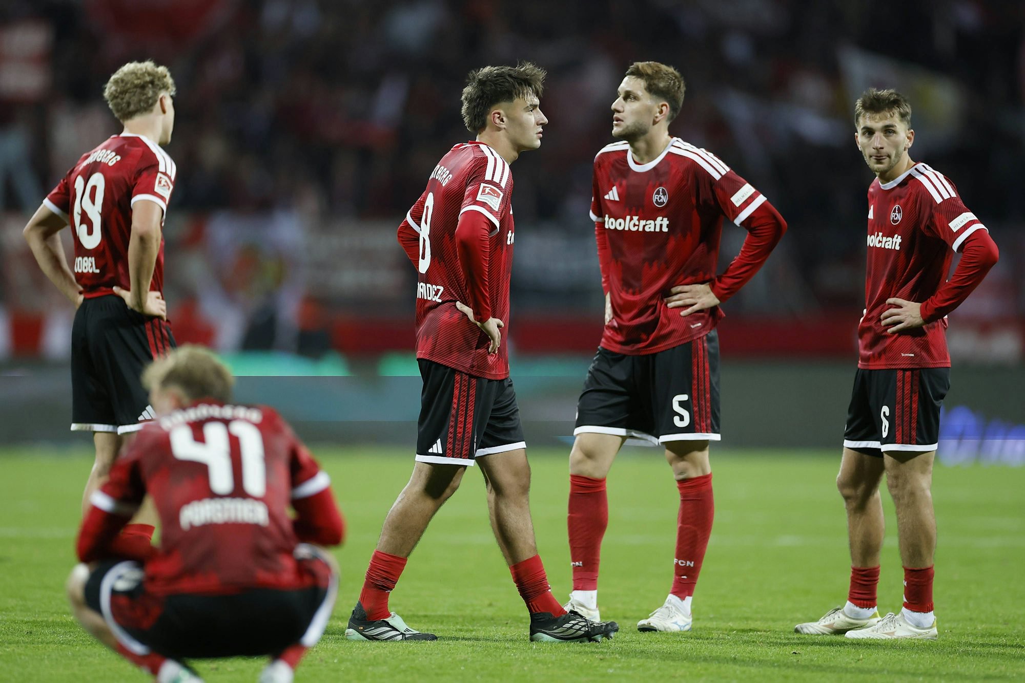 Enttäuschte Franken:  Die Nürnberger Fußballer stemmen nach der ersten Saisonpleite gegen Kaiserslautern die Hände in die Hüften.